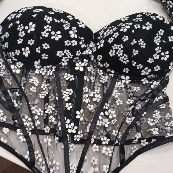 Corset - Picture 2 of 8